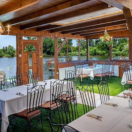 Eden Lounge Restaurant & Pension เวเรเชกแฮซ ภายนอก รูปภาพ