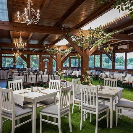 Eden Lounge Restaurant & Pension เวเรเชกแฮซ ภายนอก รูปภาพ