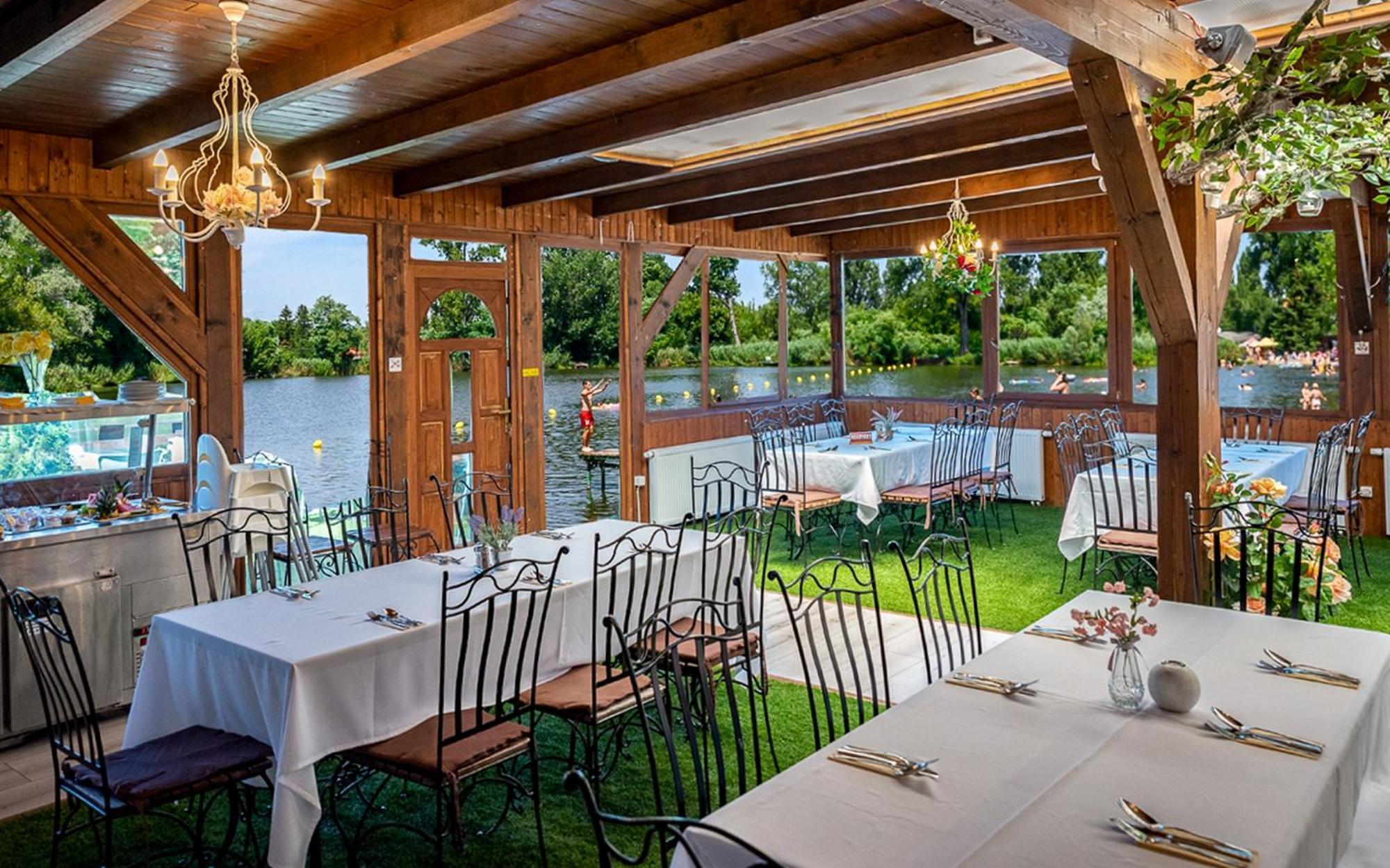 Eden Lounge Restaurant & Pension เวเรเชกแฮซ ภายนอก รูปภาพ