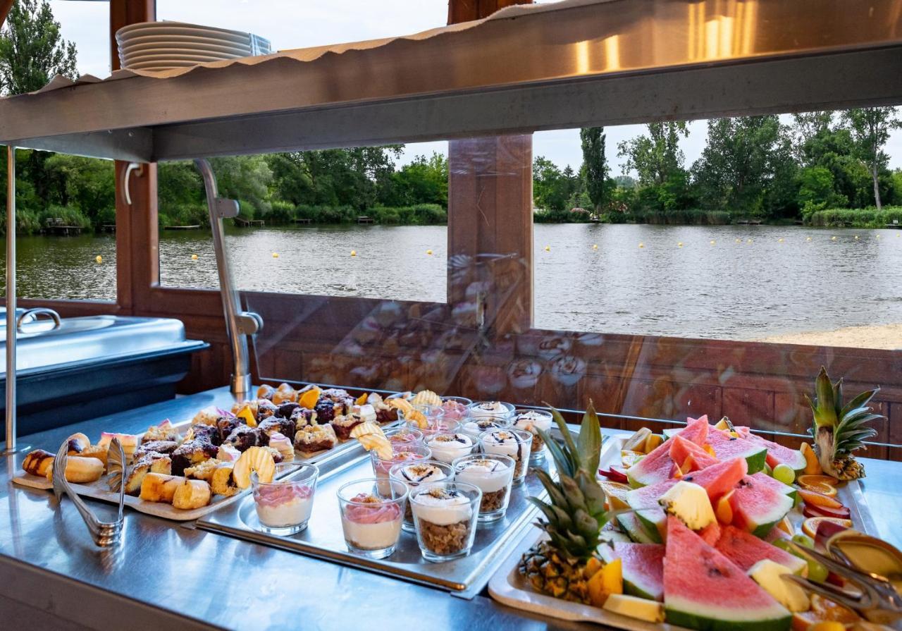 Eden Lounge Restaurant & Pension เวเรเชกแฮซ ภายนอก รูปภาพ