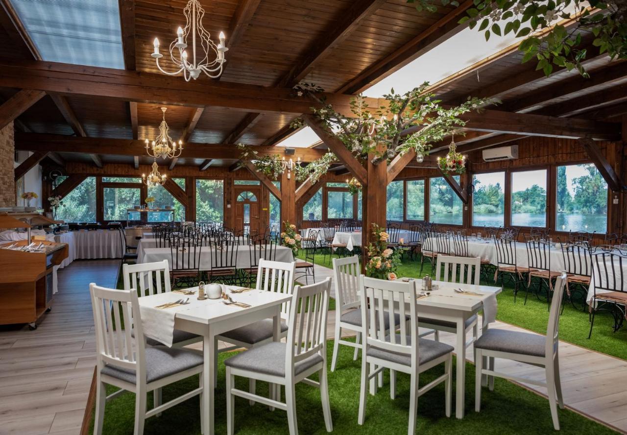 Eden Lounge Restaurant & Pension เวเรเชกแฮซ ภายนอก รูปภาพ