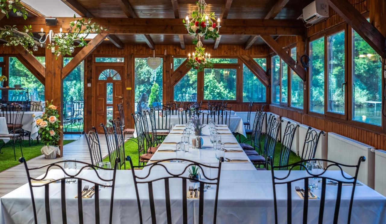 Eden Lounge Restaurant & Pension เวเรเชกแฮซ ภายนอก รูปภาพ