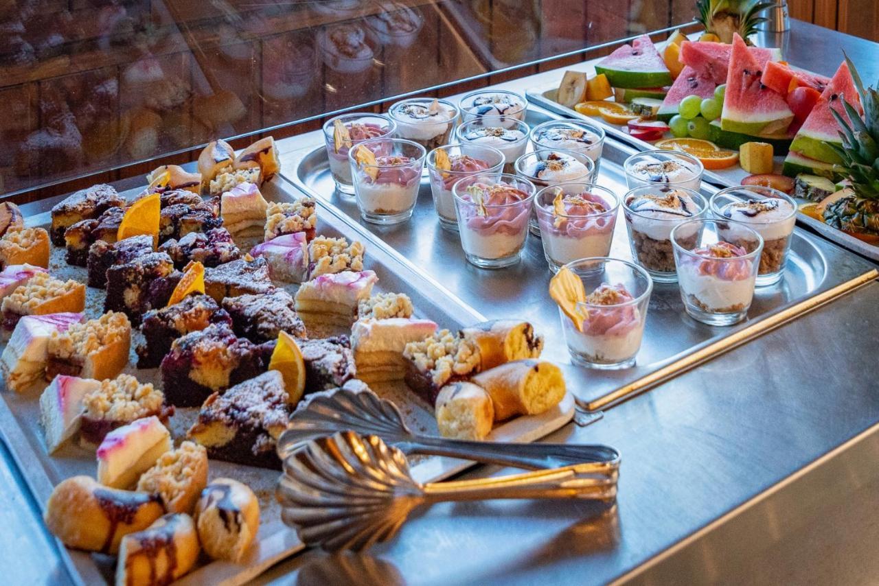 Eden Lounge Restaurant & Pension เวเรเชกแฮซ ภายนอก รูปภาพ