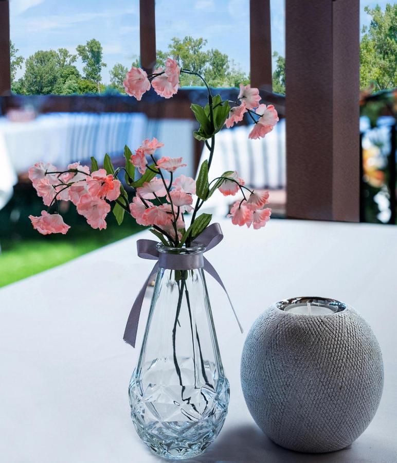 Eden Lounge Restaurant & Pension เวเรเชกแฮซ ภายนอก รูปภาพ