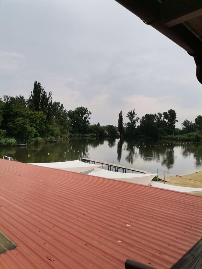 Eden Lounge Restaurant & Pension เวเรเชกแฮซ ภายนอก รูปภาพ