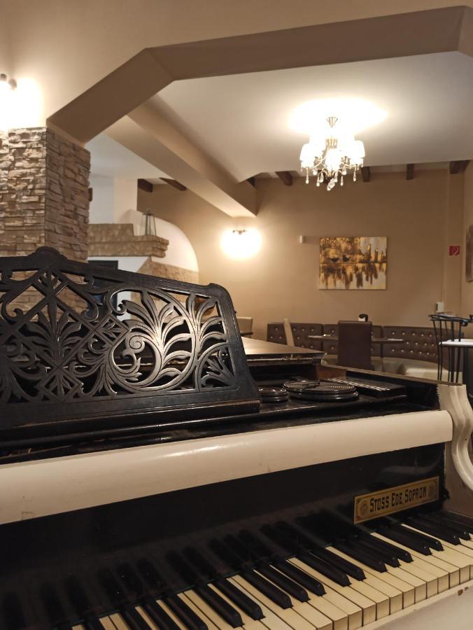 Eden Lounge Restaurant & Pension เวเรเชกแฮซ ภายนอก รูปภาพ